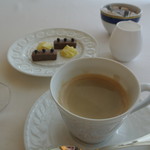 フレンチレストラン ミクニ サッポロ - プティフールとコーヒー