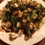 はやかわ家 - 燻製ナッツと桃とチーズのサラダ