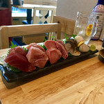 Koshitsu Maguro No Nakaochi Hyakuen No Izakaya Maguro Nchi - まぐろんち盛り。
                        美味し。