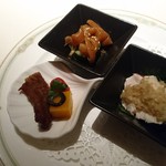 中国菜 湖園 - 左 穴子の五香煮・トマトのコンフォート・南瓜のムース、中 クラゲの和え物、右 蒸し鶏のジンジャーソース