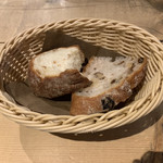 カフェ アクイーユ - ランチパスタについてくる全粒粉パン