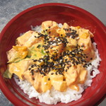 Maguro Spot - 2019年の｢サーモンポケ丼＆マカダミア｣＄5.50