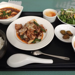 本郷蘭亭 - 「回鍋肉」＋副菜「麻婆豆腐」のセット。
サラダに焼売が一個入っております。
全体的に丁寧な作りで美味！