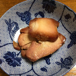 本郷蘭亭 - テイクアウトの叉焼は女将さんの説明通り手を加える。
厚めにカットした後、パンで両面を少し炙る。
おー、美味い！