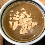 うどんの前田 - ニンニクチップを大量投下