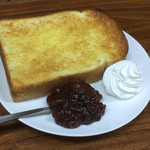 ダイヤコーヒー - アンコ・生クリームが添えられたバタートースト。食パンは５枚切りかな。