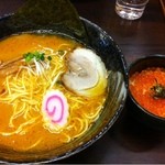 旭川ラーメン すがわら - 味噌ラーメンといくら丼