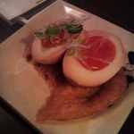 立ち呑み処まるま - 煮玉子＆きつね￥１００（きつねを一箸食っちゃった）