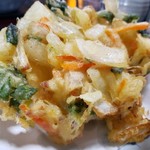 馬荷亭 よし - かき揚げもデカイ！この下にとり天が…