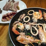 洋惣菜 亀洋 - お肉盛り合わせ✨と、イカスミのパエリア