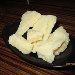 俺のイタリアン 新橋本店 - お通しのチーズ