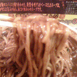 ラーメン爆裂三軒屋 - 激辛 爆裂大噴火ラーメン 辛さレベル6　の麺アップ