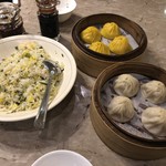 翡翠拉麺小籠包 - 右奥からチーズ小籠包、小籠包、海老炒飯