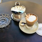 Café Daniel Moser - 明るいテラス席で、美しいヨーロッパの街並みを眺めつついただく1杯、テラス席は喫煙OK