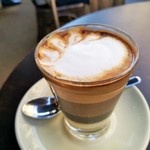 Café Daniel Moser - よく混ぜて飲むと、ミルクのまろやかさやエスプレッソの香ばしい苦味、コンデンスミルクのコクのある甘味が極上のハーモニー