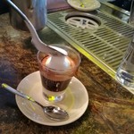 Café Daniel Moser - 仕上げにフォームミルクをスプーンで3杯分そっと乗せ、1杯ずつ丁寧に作られます（その1）
