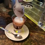 Café Daniel Moser - 仕上げにフォームミルクをスプーンで3杯分そっと乗せ、1杯ずつ丁寧に作られます（その2）
