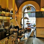 Café Daniel Moser - 照明を落とした店内は、シックなカフェバーのような雰囲気、壁にはメニューが