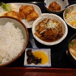 マルハチ商店 - 唐揚げもつ煮込み定食