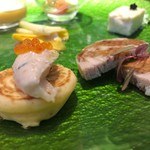 ワインと炭焼き fusione - 鮭のクリームチーズパンケーキ 鶏肉のハム