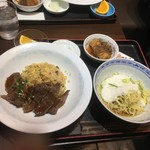 Meihoku Hanten - 牛肉乗せチャーハンと山かけ冷麺の700円ランチ