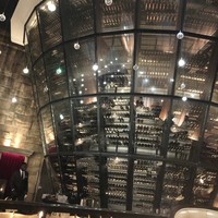 RESTAURANT DAZZLE - 印象的なワインセラー