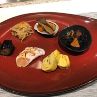 ステーキ鉄板焼 しゅうえ - 蝦夷鮑とあわび茸、切干し大根、茄子のお浸し、三河地鶏ささみの霜降り、黒トリュフ入りだし巻き玉子、ひじきの煮物