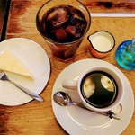喫茶チロル - チーズケーキ、アイスミルクティー、ホットコーヒー