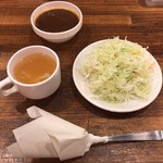 やっぱりステーキ - サラダはシークワーサードレッシングでサッパリと。奥のはカレー。