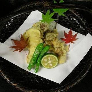 Great taste and aroma! Locally produced “matsutake tempura” and “mushroom hotpot”