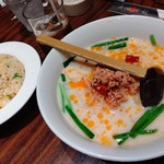 上海華龍 - 【2019.9.18(水)】本日のランチ①(豚骨辛味ラーメン＋五目チャーハン)780円