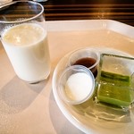 レストランイペア - 杏仁豆腐、水羊羹、抹茶プリンと地元田村ファームのノンホモ牛乳