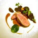 コンヴィヴィアリテ - ≪お肉≫小牛。またまた、お肉料理用に合わせたル・シュクレクールの微かなオレンジ風味の特製バゲットも頂きました。