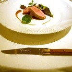 コンヴィヴィアリテ - ≪お肉≫小牛。ナイフはラギオール。