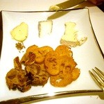 コンヴィヴィアリテ - チーズ色々。バゲットも色々。