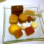 コンヴィヴィアリテ - ≪デザート≫小さなお菓子色々。