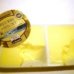 コンヴィヴィアリテ - beurre d'isigny（イズニー）のバター有塩と無塩２種類。少し食べてからの撮影で、、穴ぼこ開いててご免なさい！<m(__)m>　エシレ、レスキュール と並んでフランスで有名なバターだそう。