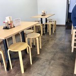 双喜紋 - テーブル席２つとカウンター6席