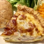 コーヒーとおやつの店 アンドモア - このキッシュが、レンコンやベーコン、しめじと具沢山で美味しいっ♡