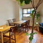 コーヒーとおやつの店 アンドモア - テーブルや椅子がそれぞれ違うのがお洒落♡