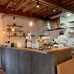 コーヒーとおやつの店 アンドモア - オープンキッチンになっています…