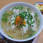 Saigommajesuthikku - 鶏肉のフォー。麺がスープとよく絡んで美味しい。