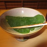 片折 - 葛饅頭、葉に包まれています。