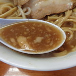ラーメン二郎 - 醤油が効いた濃い目のスープ