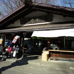 外苑休憩所 - 何とも良い感じの外観