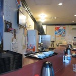 ふつうの食堂 - カウンター席。奥にテーブル席がある