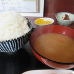 ふつうの食堂 - ご飯大盛り無料、みそ汁