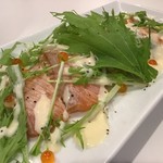 鮨と肴と日本酒 涛〃 - 京水菜と炙りサーモンのカルパッチョ風燻製醤油仕立て