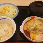 松屋 - うまトマチーズハンバーグ定食。