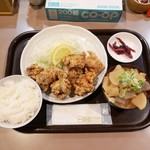Tanuki - 鶏から揚げ定食880円＋味噌汁を豚汁小に変更150円。カラッと揚がったから揚げは10個くらいあった。豚汁も山盛りになるほど具だくさん。